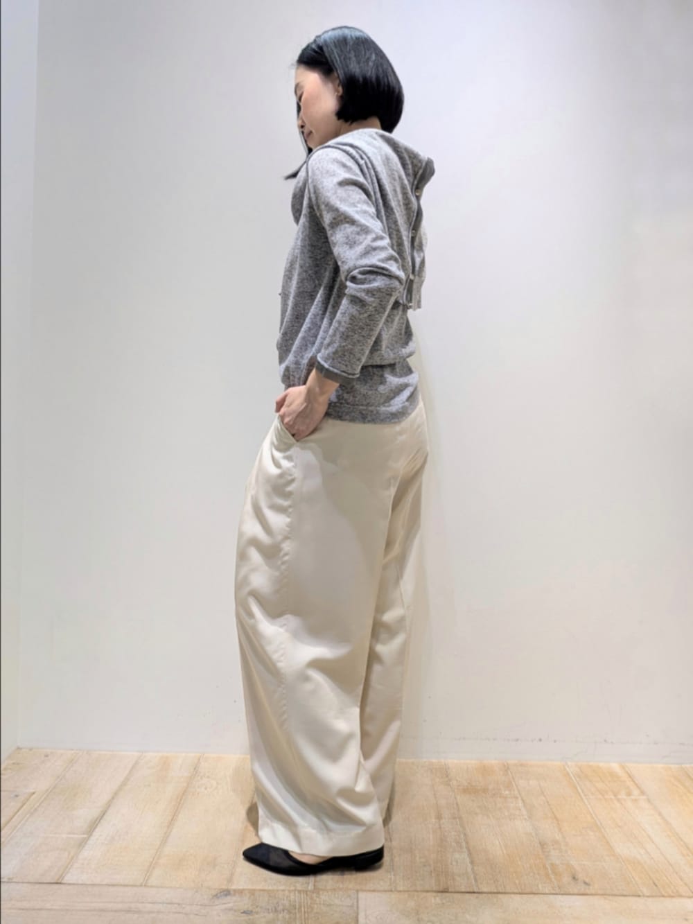 グレー系のニット/セーター、グレー系のカーディガン/ボレロ、ホワイト系のその他パンツを着用したレディースの春コーディネートの4枚目の写真