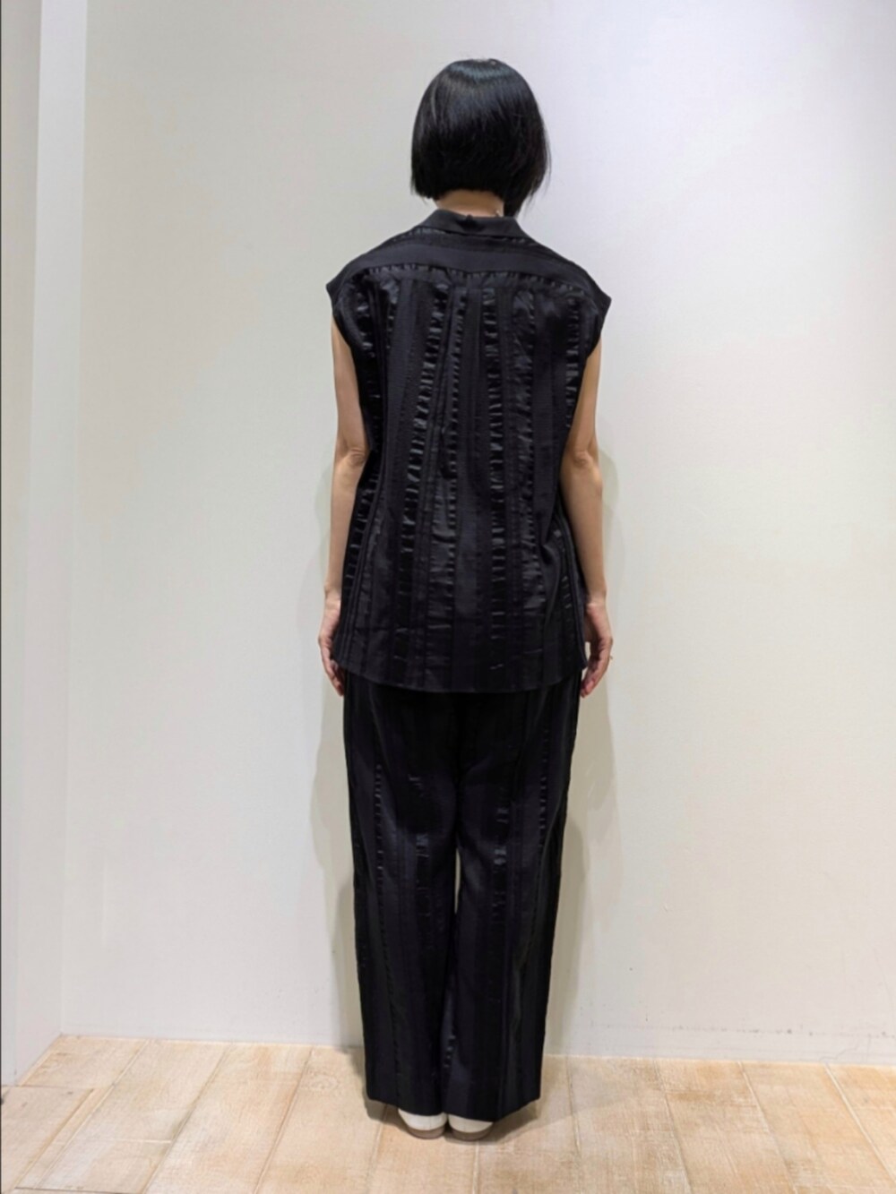 ブラック系のシャツ/ブラウス、ブラック系のその他パンツを着用したレディースの夏コーディネートの6枚目の写真