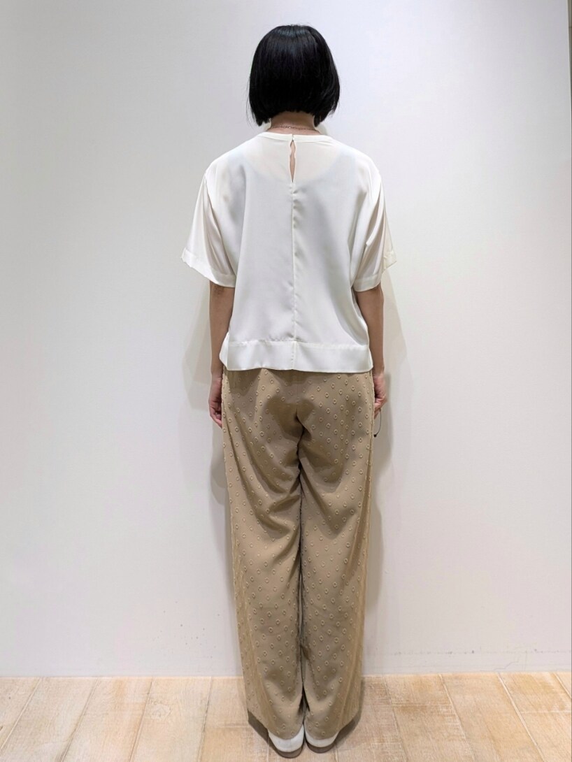 ベージュ系のその他パンツ、ホワイト系のTシャツ/カットソーを着用したレディースの秋コーディネートの3枚目の写真