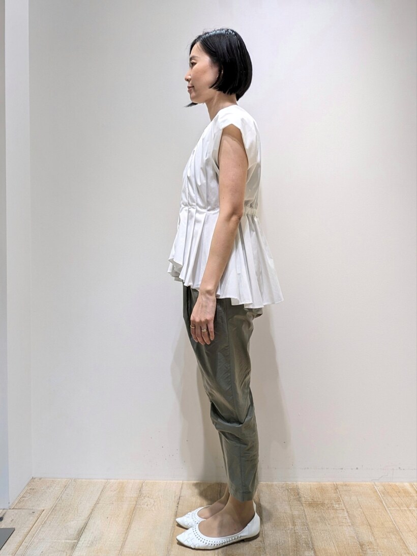 ホワイト系のシャツ/ブラウス、グリーン系のその他パンツを着用したレディースの春コーディネートの2枚目の写真