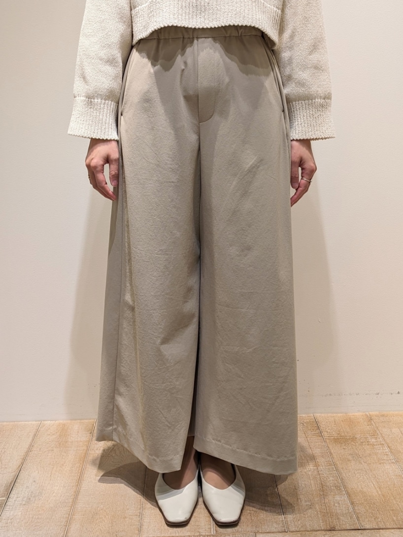 ホワイト系のニット/セーター、ベージュ系のその他パンツを着用したレディースの春コーディネートの2枚目の写真