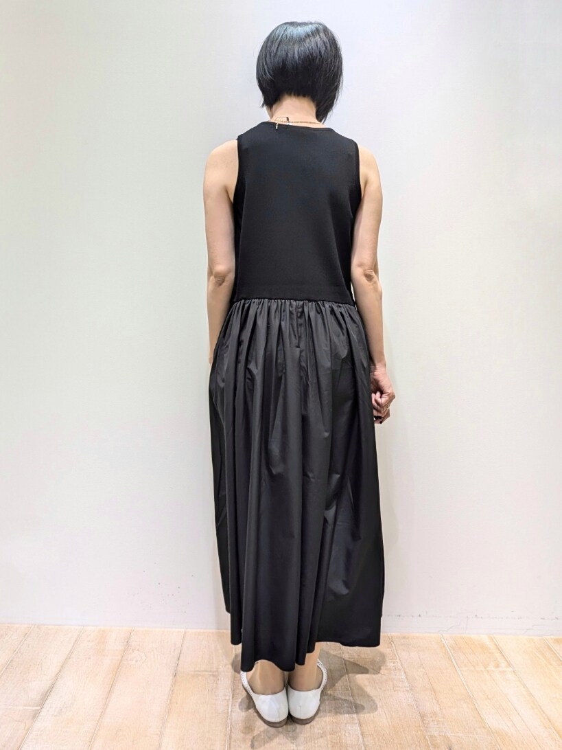 ブラック系のワンピース、ホワイト系のカーディガン/ボレロを着用したレディースの夏コーディネートの5枚目の写真