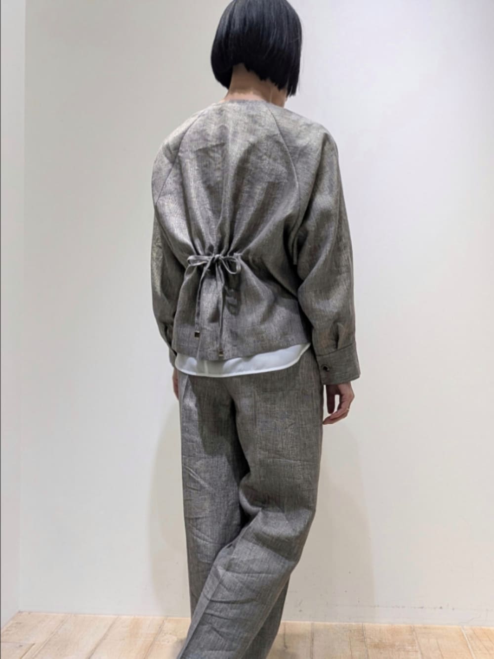 ベージュ系のブルゾン、ホワイト系のシャツ/ブラウス、ベージュ系のその他パンツを着用したレディースの春コーディネートの5枚目の写真