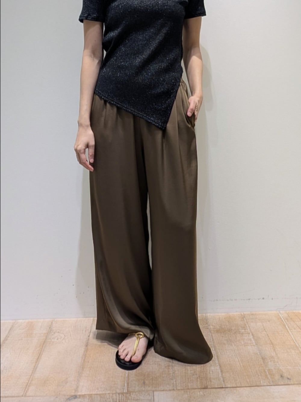 グリーン系のその他パンツ、ブラック系のTシャツ/カットソー、ゴールド系のチョーカーを着用したレディースの春コーディネートの3枚目の写真