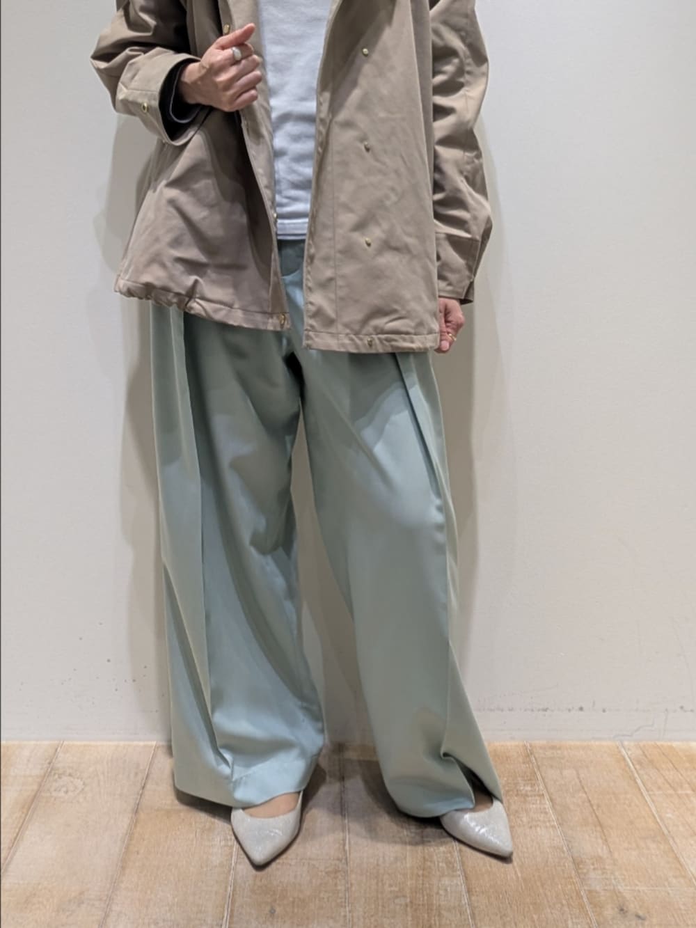 グリーン系のその他パンツ、ホワイト系のTシャツ/カットソー、ベージュ系のブルゾンを着用したレディースの冬コーディネートの3枚目の写真