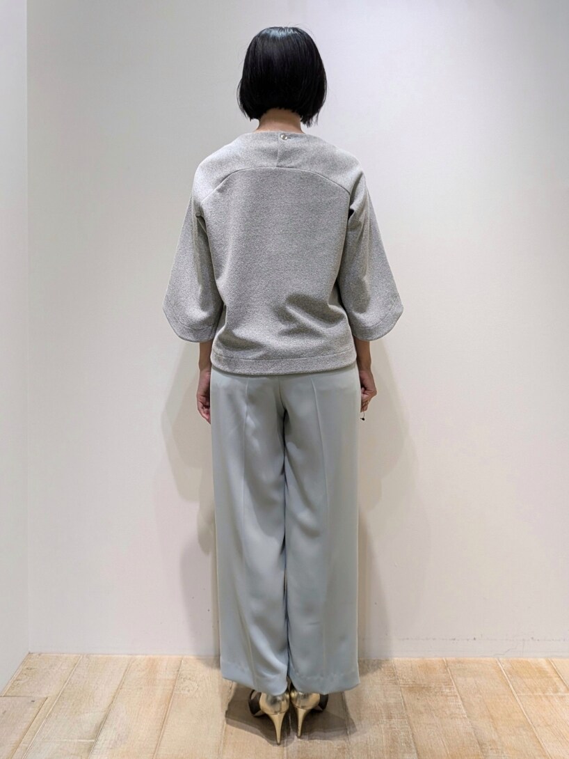 グレー系のTシャツ/カットソー、ブルー系のスラックスを着用したレディースの秋コーディネートの4枚目の写真