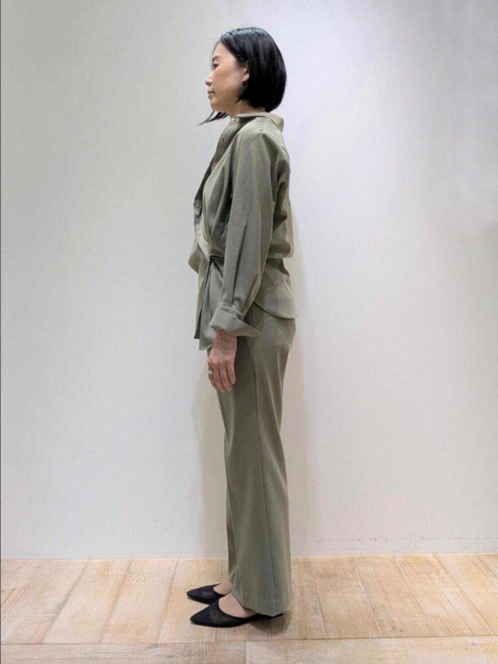 グリーン系のシャツ/ブラウス、グリーン系のその他パンツを着用したレディースの秋コーディネートの4枚目の写真