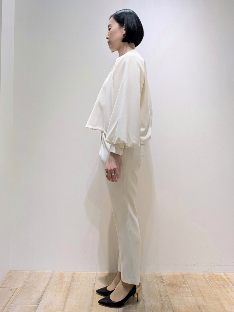 ホワイト系のテーラードジャケット、ホワイト系のスラックス、ホワイト系のシャツ/ブラウスを着用したレディースの冬コーディネートの4枚目の写真