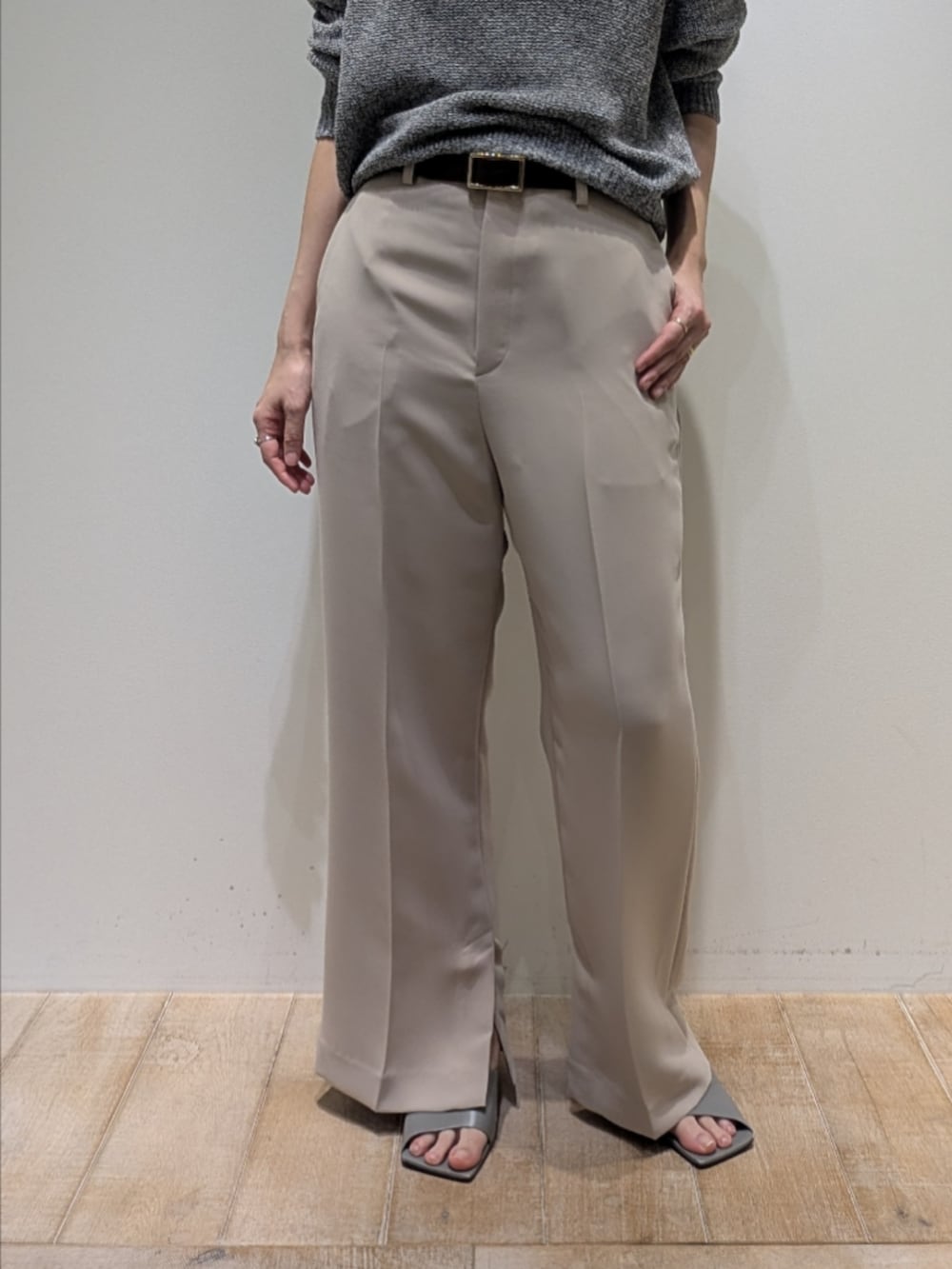 グレー系のニット/セーター、ベージュ系のその他パンツ、ブラウン系のベルトを着用したレディースの冬コーディネートの3枚目の写真