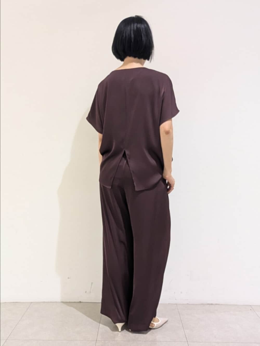レッド系のシャツ/ブラウス、レッド系のその他パンツを着用したレディースの夏コーディネートの5枚目の写真