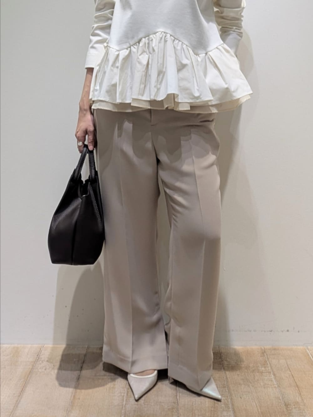 ホワイト系のシャツ/ブラウス、ベージュ系のその他パンツを着用したレディースの冬コーディネートの3枚目の写真