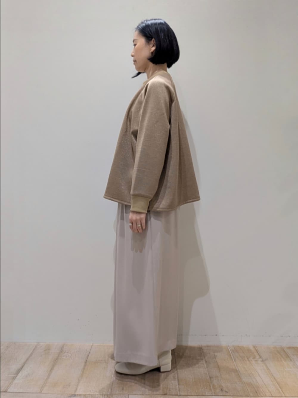 ブラウン系のスウェット、ベージュ系のその他パンツを着用したレディースの冬コーディネートの4枚目の写真