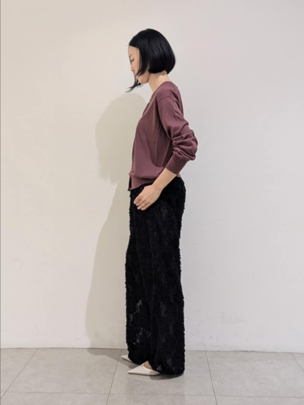 ブラック系のその他パンツ、レッド系のカーディガン/ボレロ、シルバー系のネックレスを着用したレディースの夏コーディネートの4枚目の写真