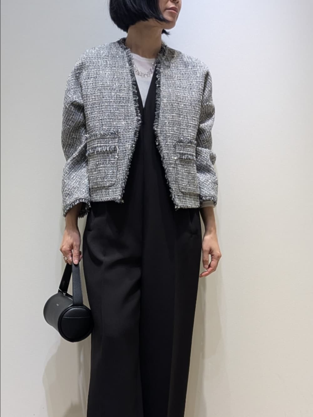 ブラック系のテーラードジャケット、ホワイト系のTシャツ/カットソー、ブラック系のつなぎ/オールインワンを着用したレディースの春コーディネートの2枚目の写真