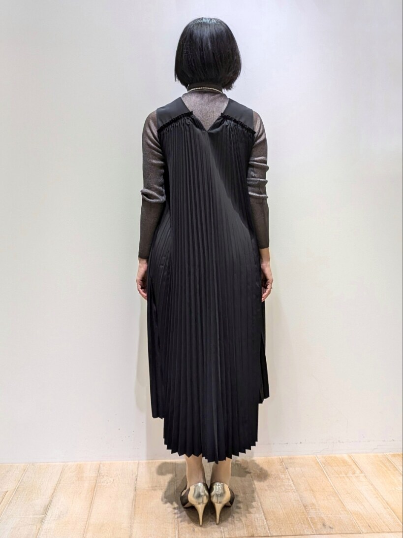 グレー系のニット/セーター、ブラック系のワンピースを着用したレディースの秋コーディネートの3枚目の写真