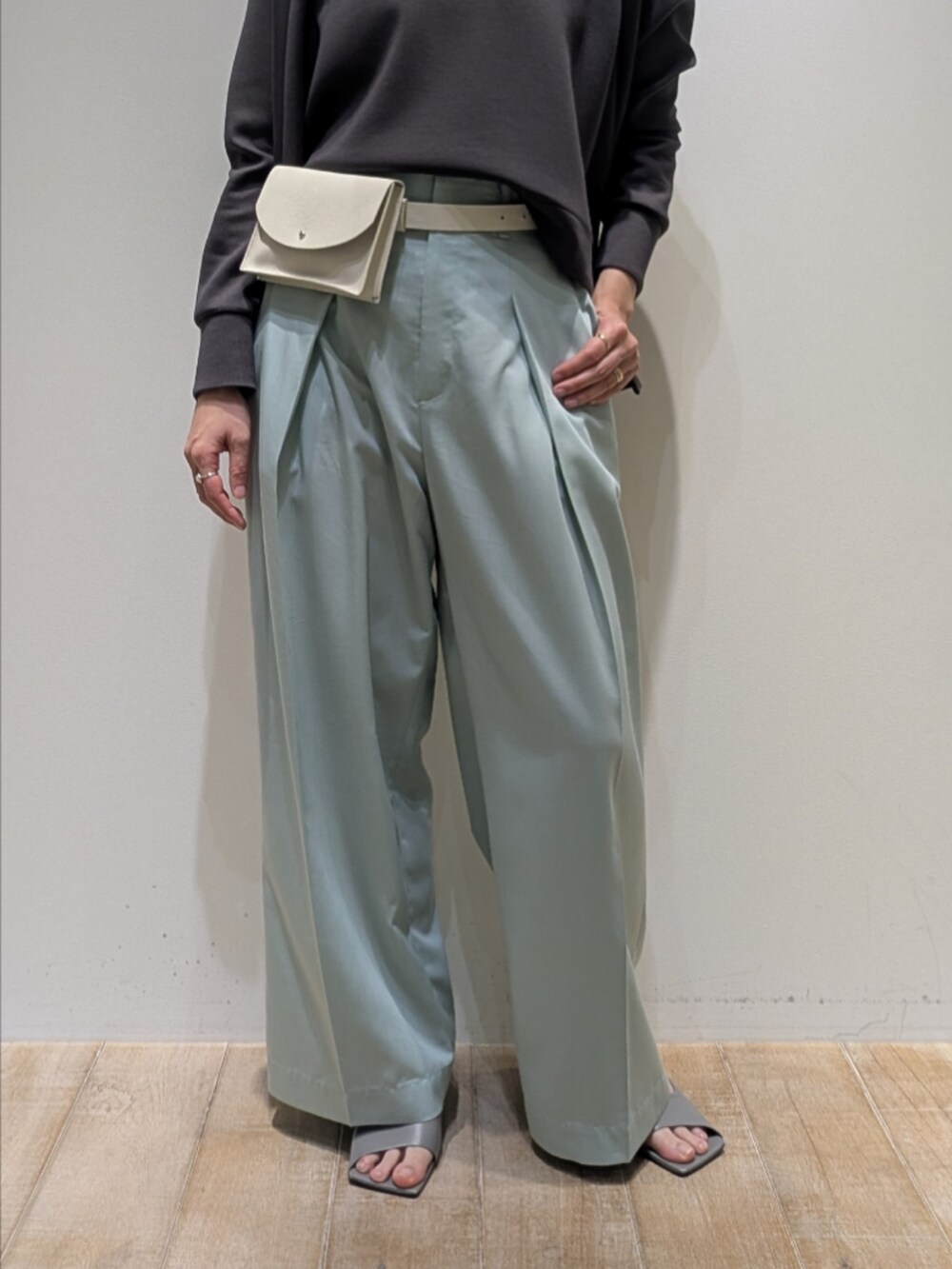 グリーン系のその他パンツ、グレー系のスウェット、ホワイト系のショルダーバッグを着用したレディースの冬コーディネートの3枚目の写真