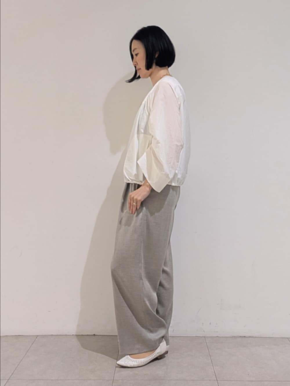 ホワイト系のブルゾン、ホワイト系のタンクトップ、グレー系のその他パンツを着用したレディースの夏コーディネートの4枚目の写真