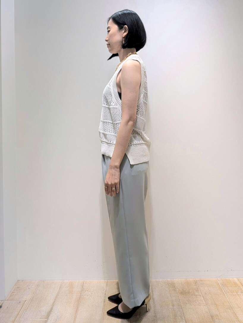 ホワイト系のニット/セーター、ブルー系のスラックスを着用したレディースの夏コーディネートの2枚目の写真