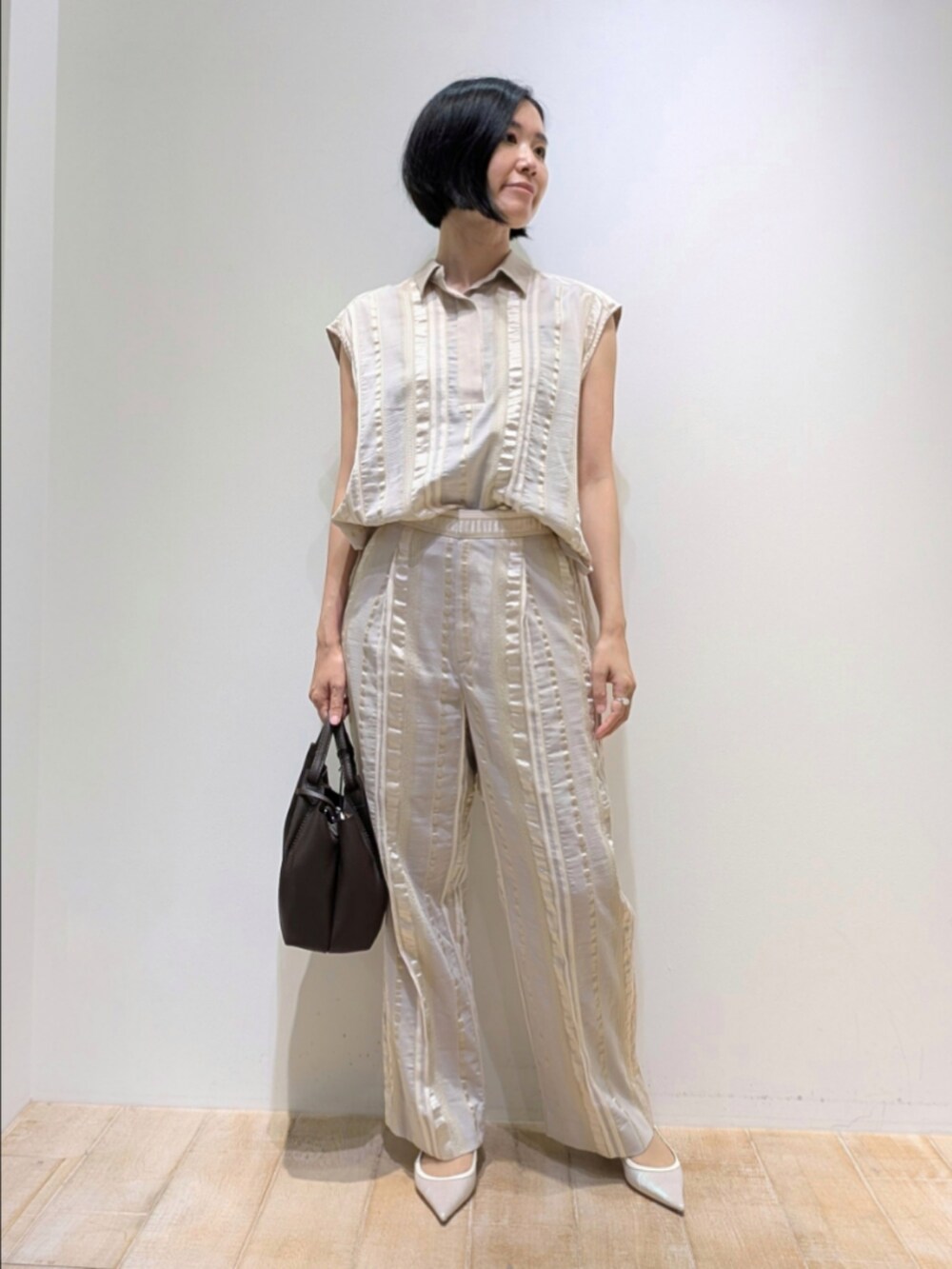 ベージュ系のシャツ/ブラウス、ベージュ系のその他パンツを着用したレディースの夏コーディネートの2枚目の写真