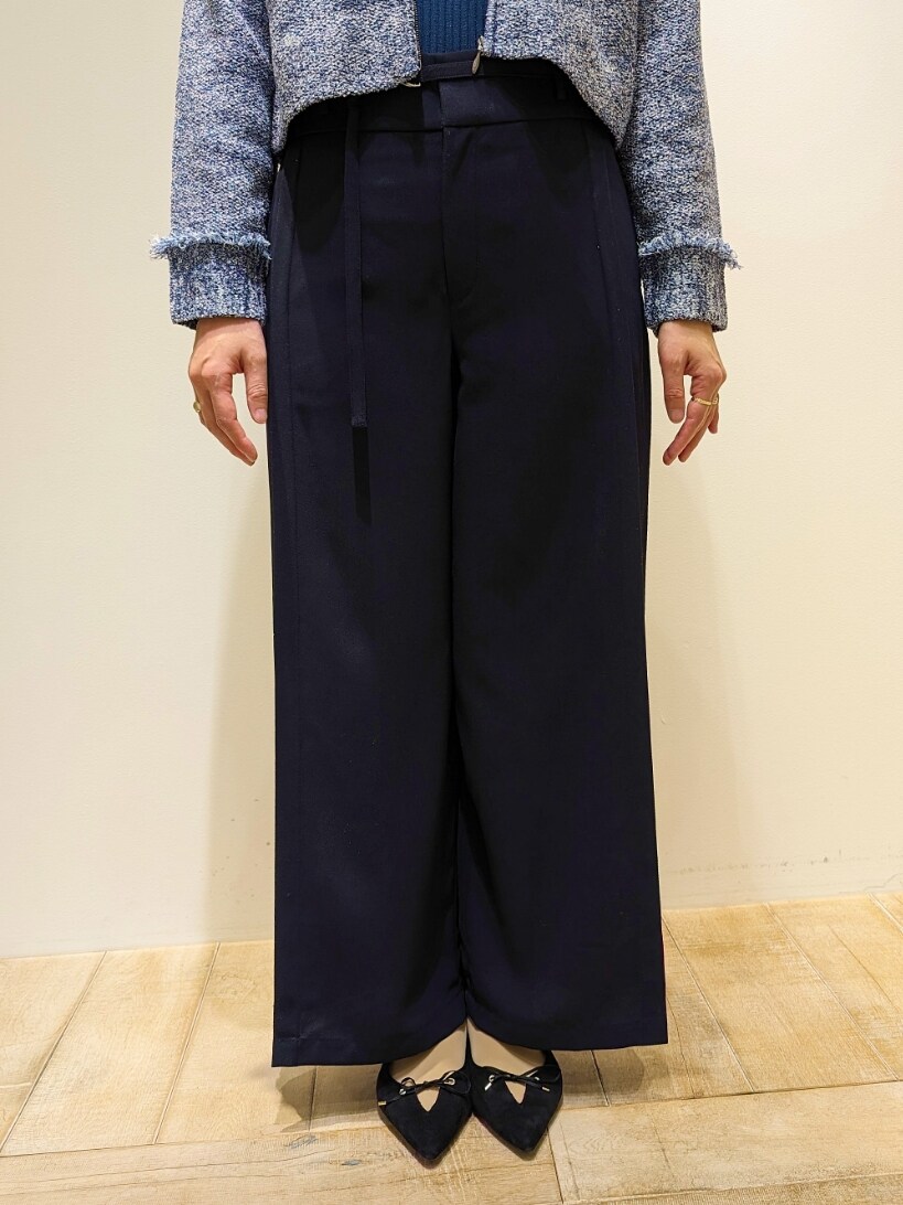 ブルー系のブルゾン、ブルー系のその他パンツ、ブルー系のニット/セーターを着用したレディースの冬コーディネートの2枚目の写真