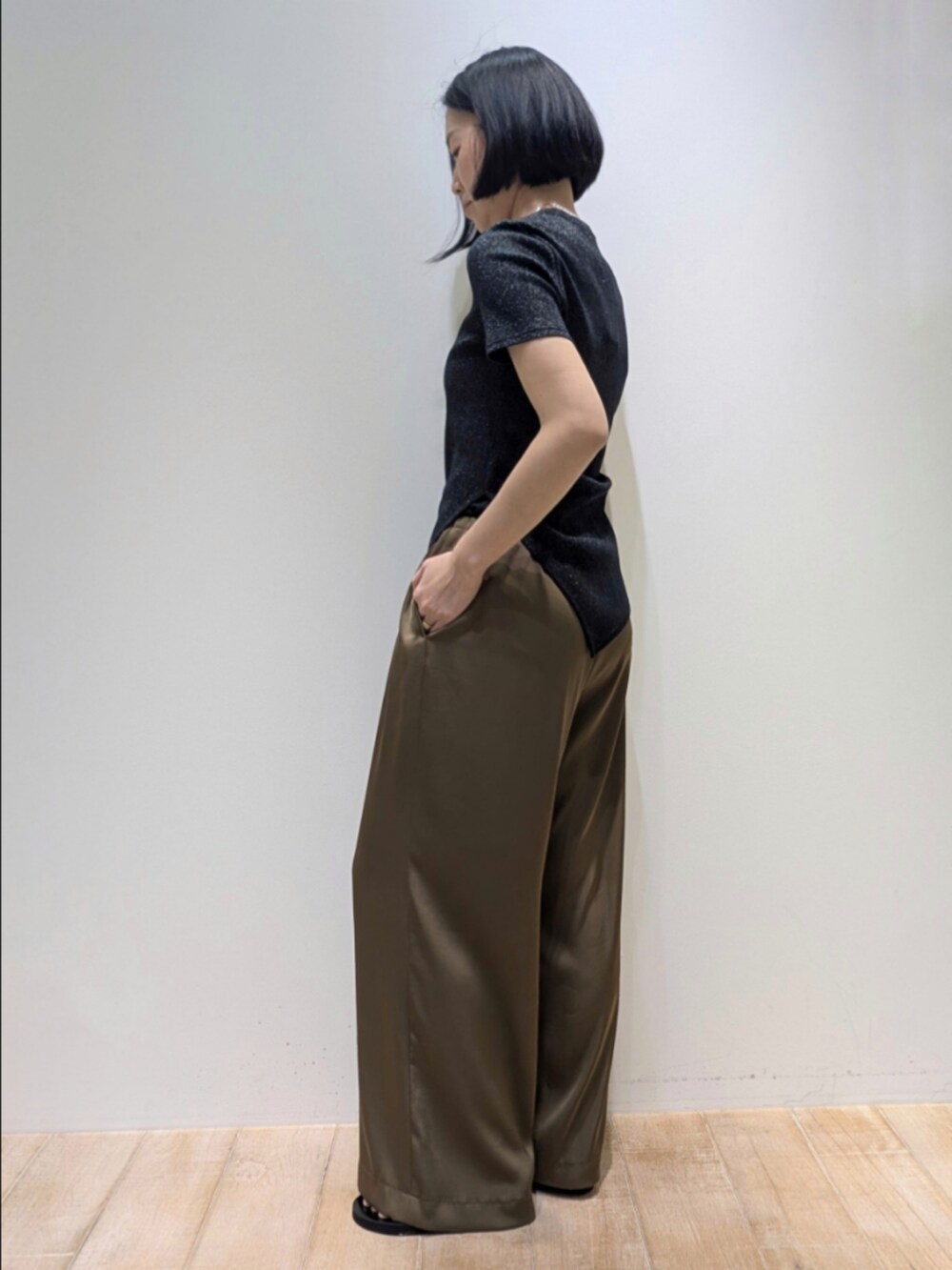グリーン系のその他パンツ、ブラック系のTシャツ/カットソー、ゴールド系のチョーカーを着用したレディースの春コーディネートの4枚目の写真