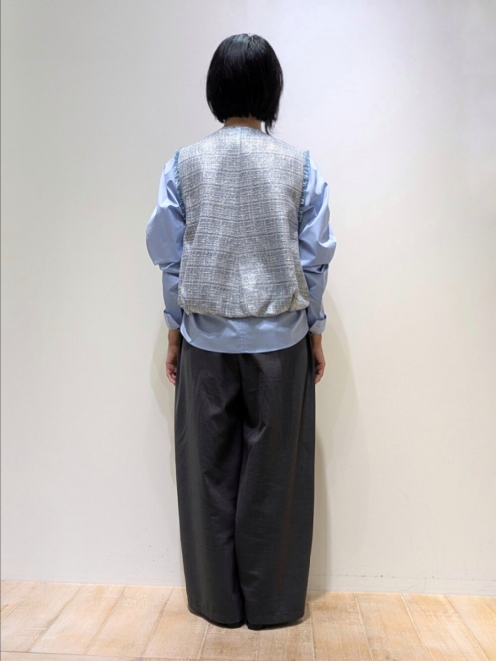 グレー系のその他パンツ、ブルー系のシャツ/ブラウス、シルバー系のブルゾンを着用したレディースの秋コーディネートの5枚目の写真