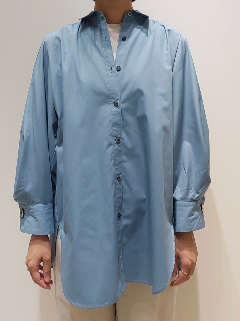 ブルー系のシャツ/ブラウス、ホワイト系のその他パンツ、ブラック系のショルダーバッグを着用したレディースの秋コーディネートの2枚目の写真