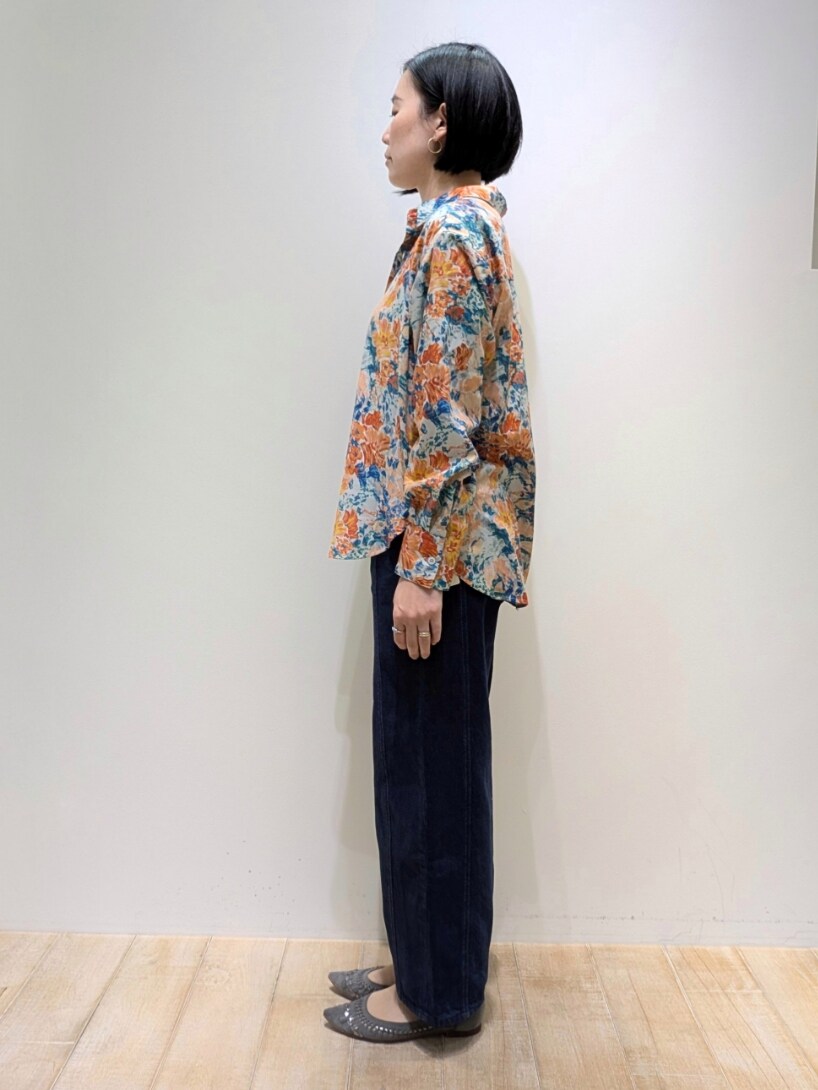 グレー系のシャツ/ブラウスを着用したレディースの冬コーディネートの4枚目の写真