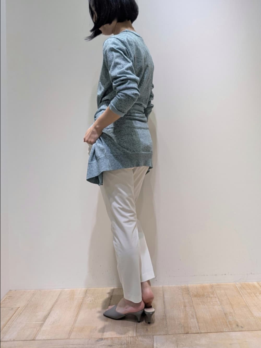 ホワイト系のその他パンツ、グリーン系のカーディガン/ボレロ、グリーン系のニット/セーターを着用したレディースの春コーディネートの4枚目の写真