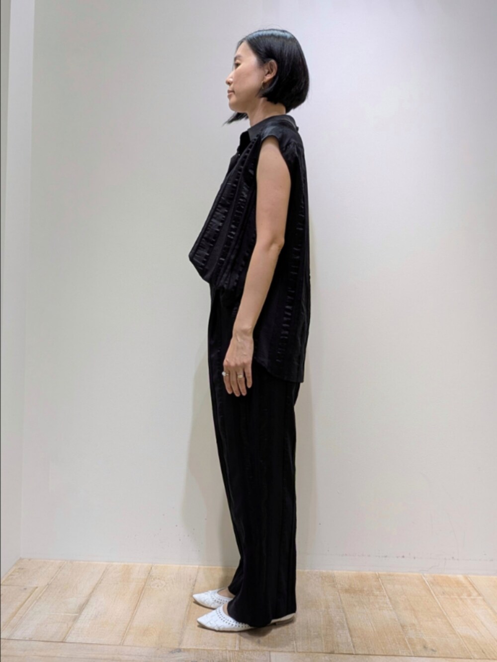 ブラック系のシャツ/ブラウス、ブラック系のその他パンツを着用したレディースの夏コーディネートの5枚目の写真