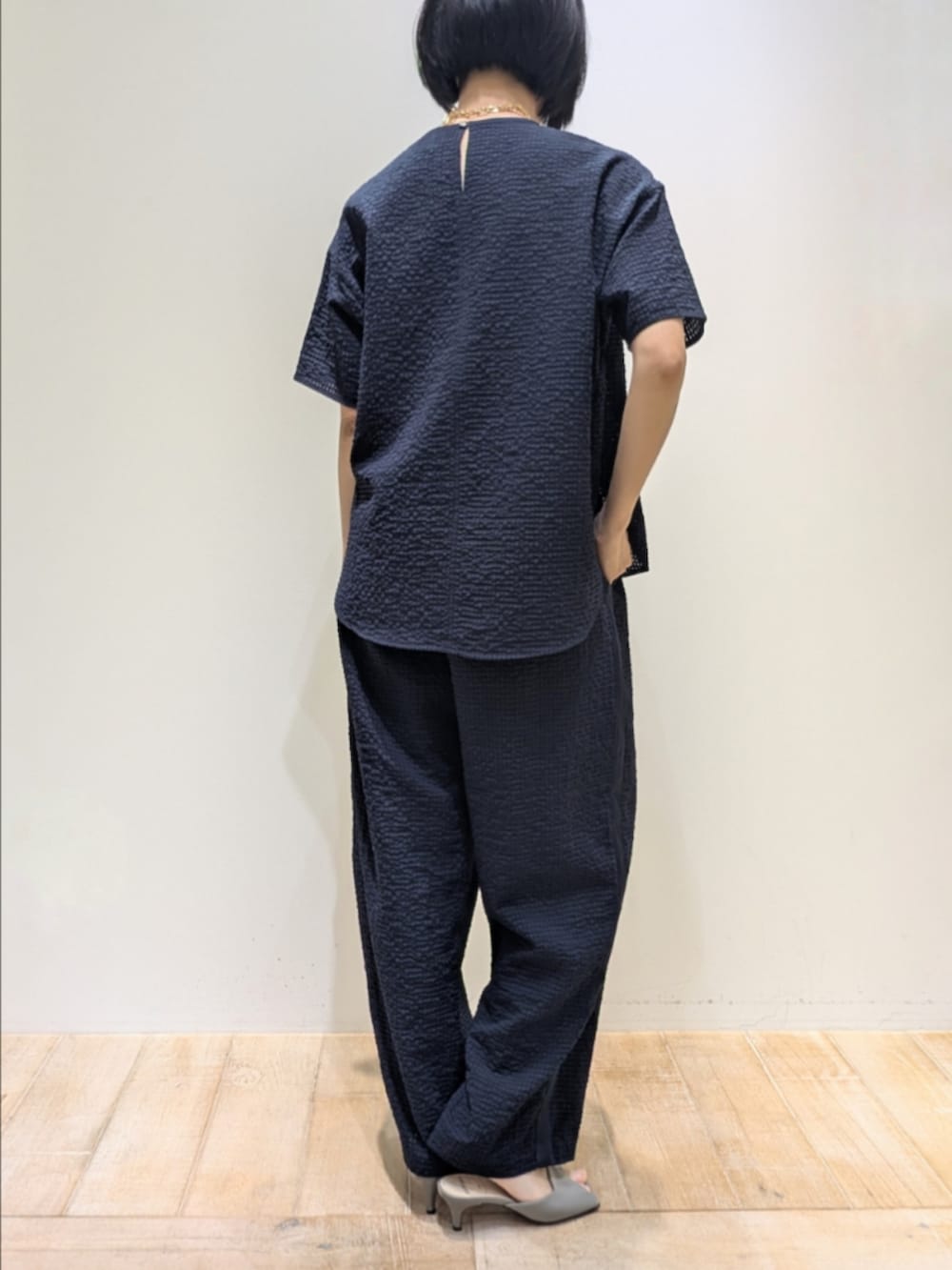 ブルー系のTシャツ/カットソー、ブルー系のその他パンツ、ゴールド系のネックレスを着用したレディースの夏コーディネートの5枚目の写真