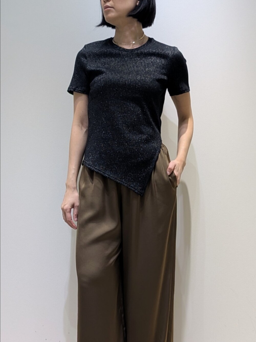 グリーン系のその他パンツ、ブラック系のTシャツ/カットソー、ゴールド系のチョーカーを着用したレディースの春コーディネートの2枚目の写真