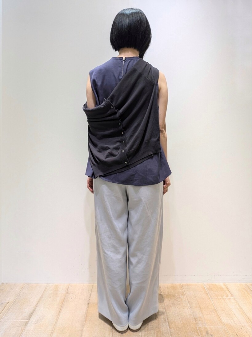 パープル系のシャツ/ブラウス、ブルー系のその他パンツ、グレー系のカーディガン/ボレロを着用したレディースの夏コーディネートの3枚目の写真