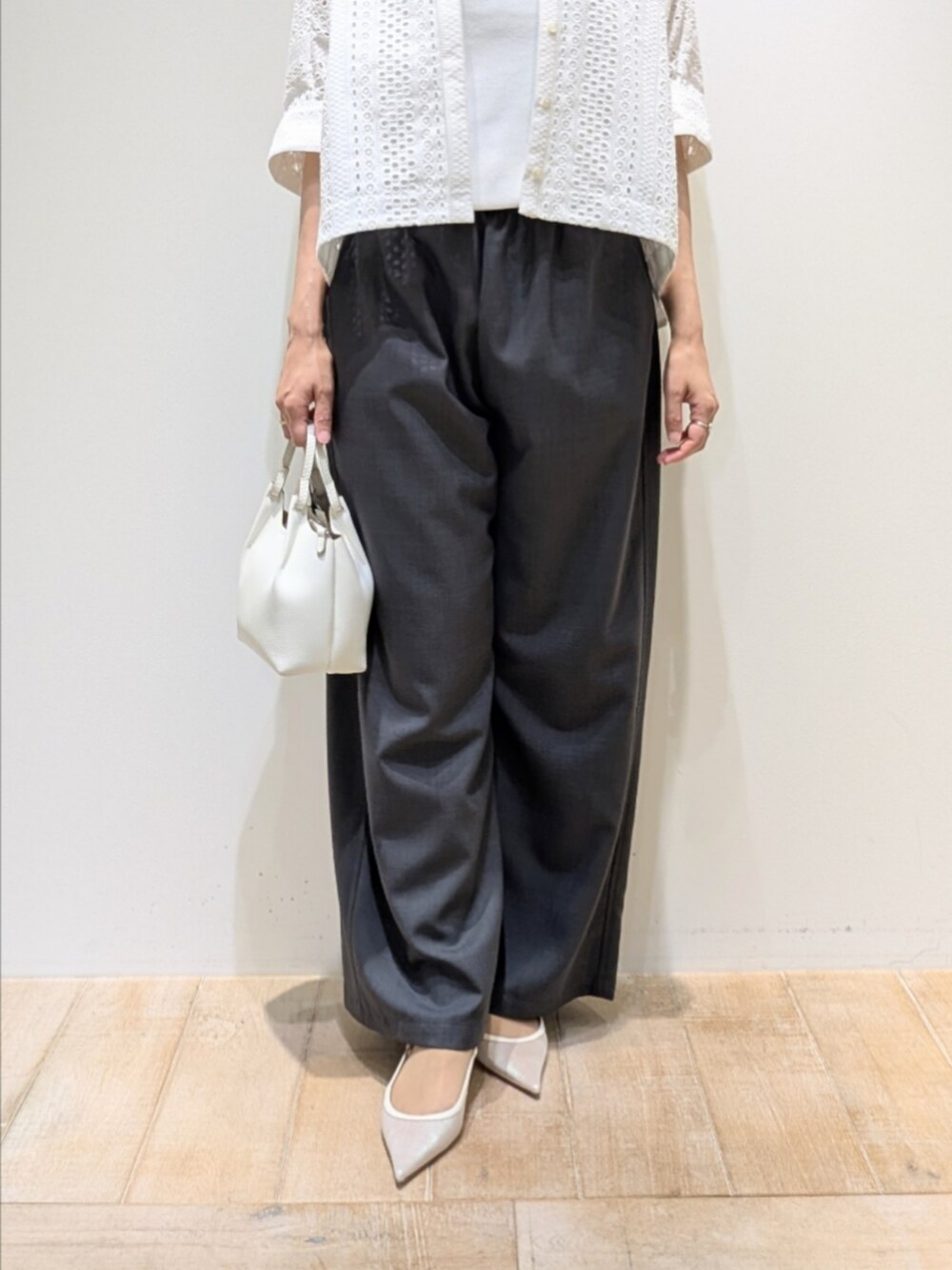 ホワイト系のタンクトップ、グレー系のその他パンツ、ホワイト系のシャツ/ブラウスを着用したレディースの夏コーディネートの3枚目の写真