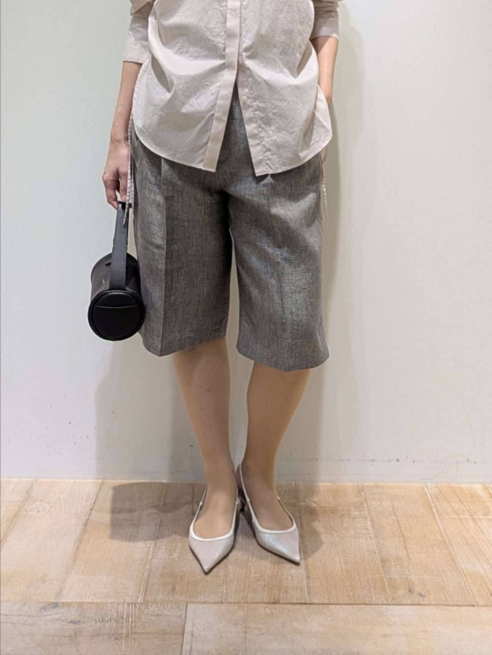 ピンク系のシャツ/ブラウス、ベージュ系のその他パンツを着用したレディースの春コーディネートの3枚目の写真