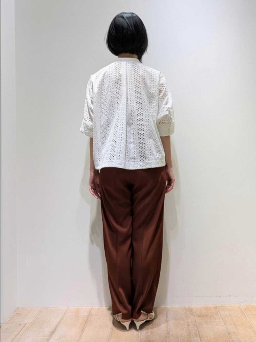 ホワイト系のシャツ/ブラウス、ブラウン系のその他パンツ、ゴールド系のネックレスを着用したレディースの夏コーディネートの5枚目の写真