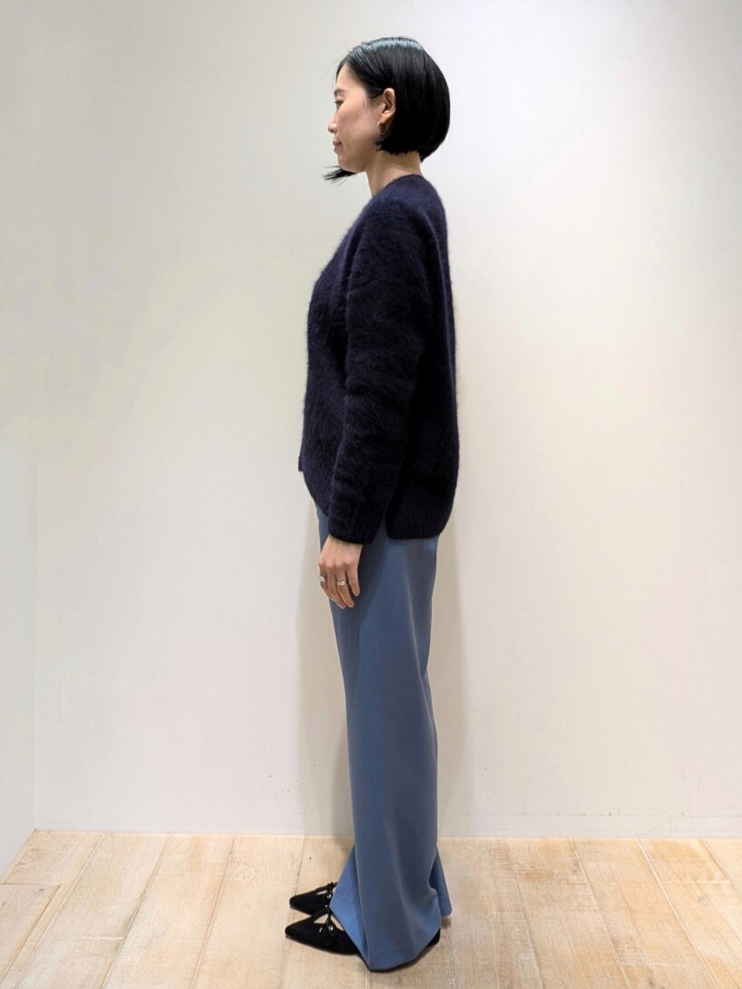 ブルー系のニット/セーター、ブルー系のスラックスを着用したレディースの冬コーディネートの2枚目の写真