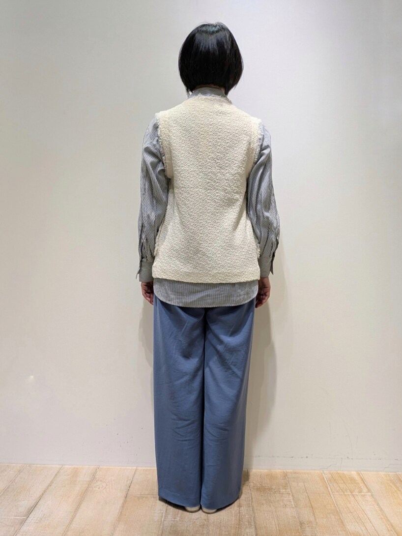 ブルー系のベスト、ブルー系のシャツ/ブラウス、ブルー系のスラックスを着用したレディースの冬コーディネートの3枚目の写真