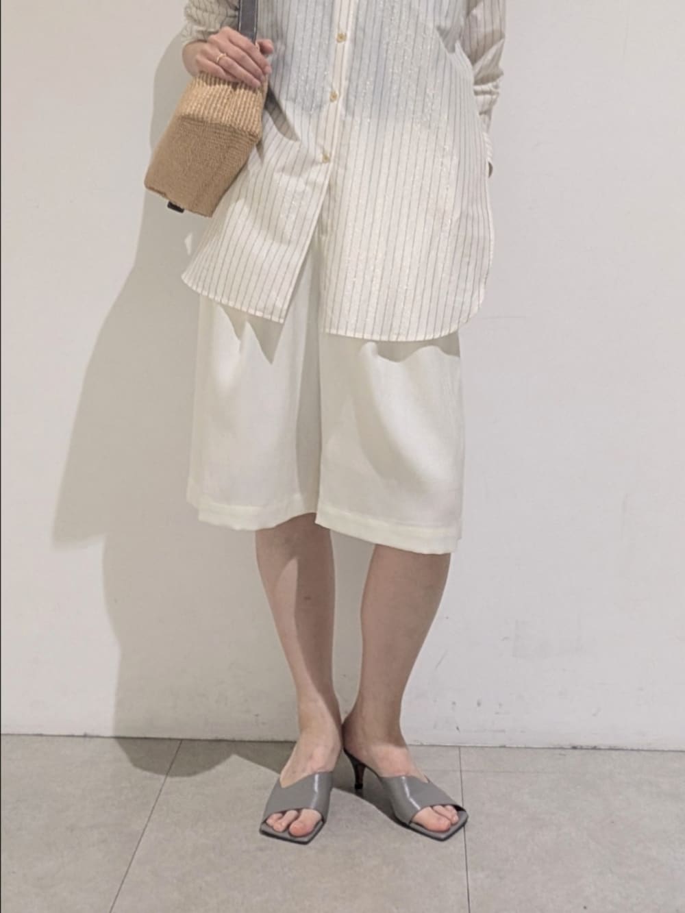 ホワイト系のシャツ/ブラウス、ホワイト系のその他パンツ、ゴールド系のネックレスを着用したレディースの夏コーディネートの3枚目の写真