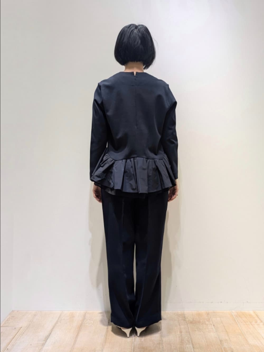 ブルー系のシャツ/ブラウス、ブルー系のその他パンツを着用したレディースの冬コーディネートの5枚目の写真