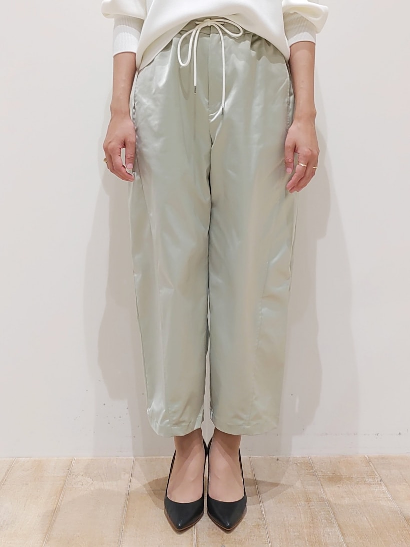 ホワイト系のニット/セーター、グリーン系のその他パンツを着用したレディースの秋コーディネートの2枚目の写真