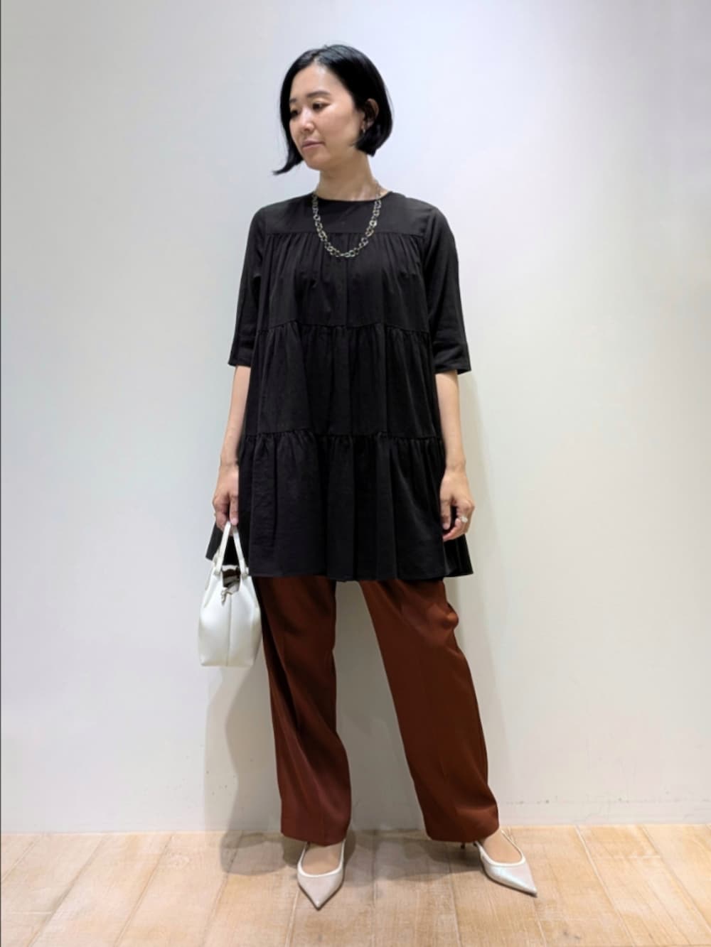 ブラック系のシャツ/ブラウス、ブラウン系のその他パンツを着用したレディースの夏コーディネートの6枚目の写真