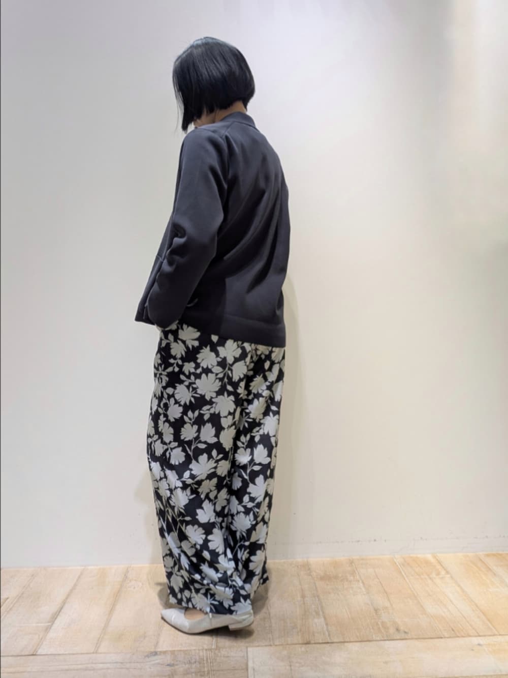 グレー系のテーラードジャケット、ホワイト系のTシャツ/カットソー、グレー系のその他パンツを着用したレディースの冬コーディネートの4枚目の写真