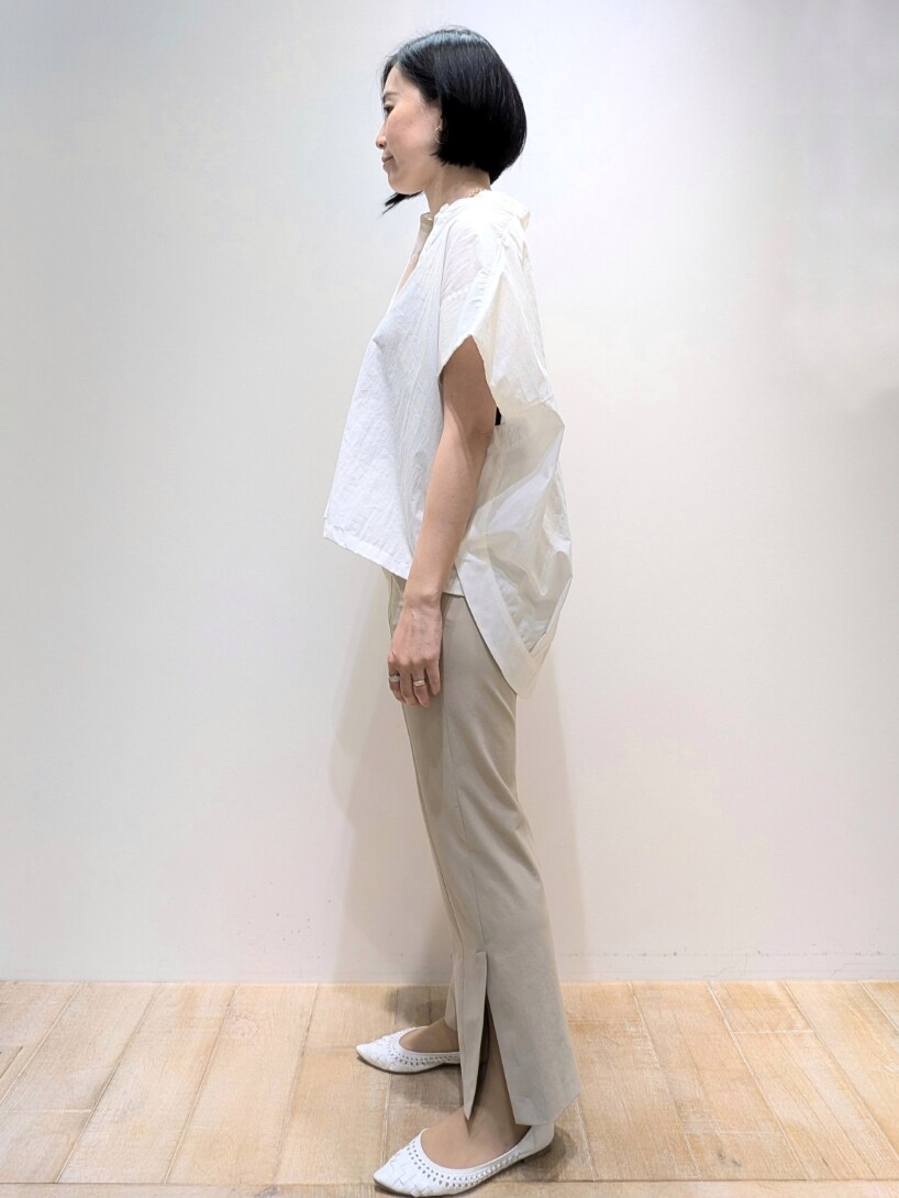 ホワイト系のシャツ/ブラウス、ベージュ系のその他パンツを着用したレディースの夏コーディネートの4枚目の写真