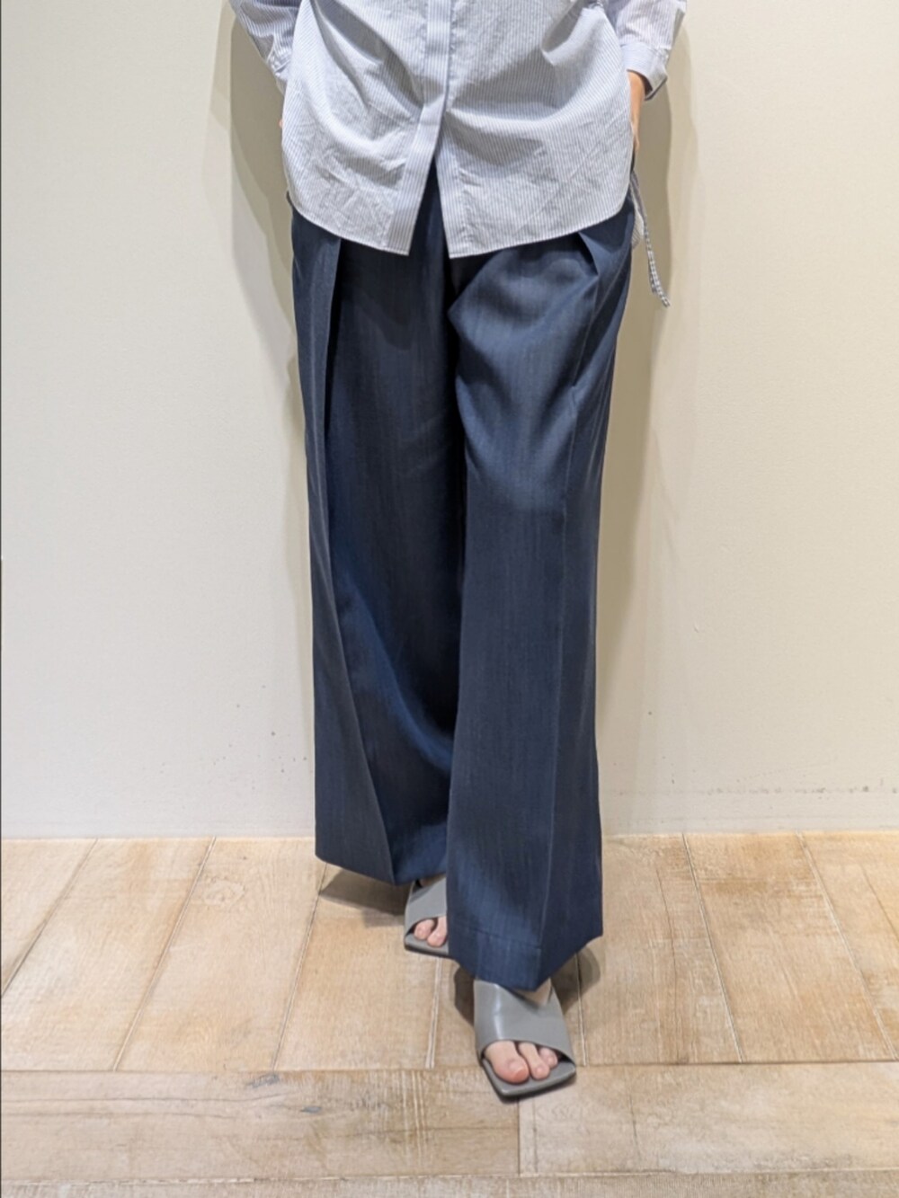 ブルー系のその他パンツ、その他のシャツ/ブラウスを着用したレディースの冬コーディネートの3枚目の写真