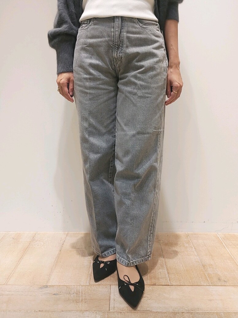 ホワイト系のタンクトップ、グレー系のカーディガン/ボレロ、ブラック系のデニムパンツを着用したレディースの秋コーディネートの2枚目の写真