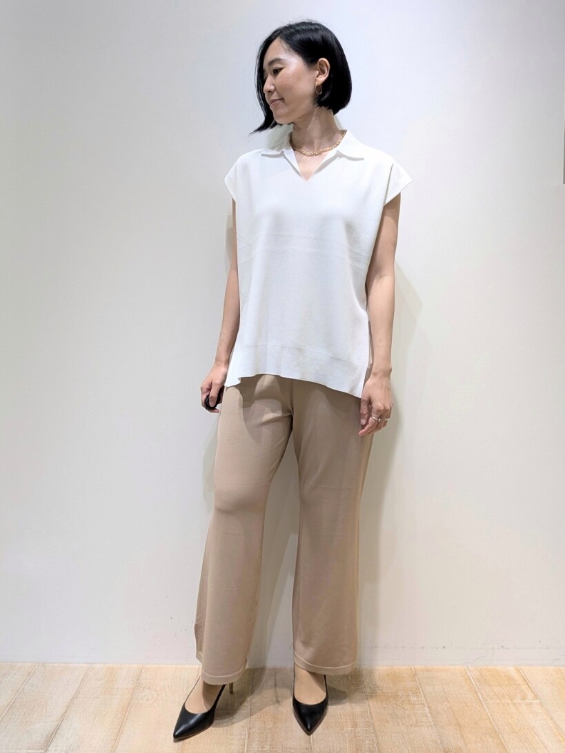 ホワイト系のTシャツ/カットソー、ベージュ系のその他パンツを着用したレディースの夏コーディネートの4枚目の写真