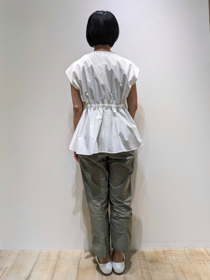 ホワイト系のシャツ/ブラウス、グリーン系のその他パンツを着用したレディースの春コーディネートの3枚目の写真