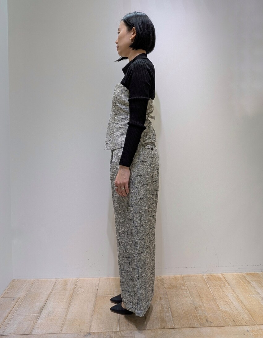 ブラック系のキャミソール、ブラック系のその他パンツ、ブラック系のニット/セーターを着用したレディースの冬コーディネートの2枚目の写真