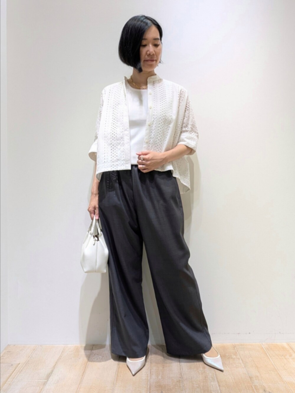 ホワイト系のタンクトップ、グレー系のその他パンツ、ホワイト系のシャツ/ブラウスを着用したレディースの夏コーディネートの6枚目の写真